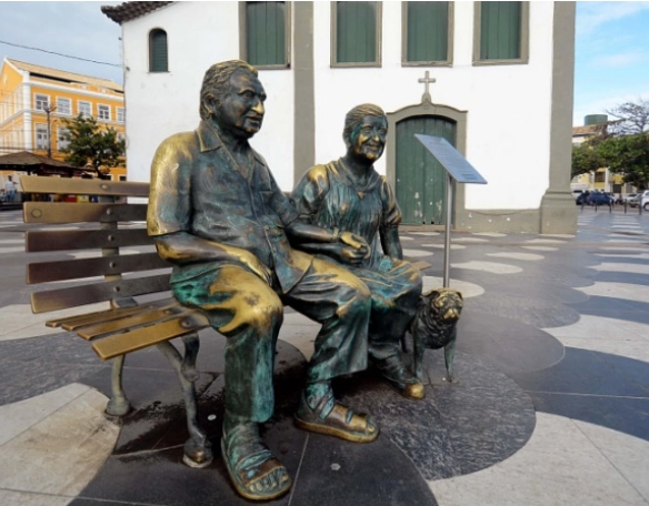 Monumento em homenagem a Jorge Amado e Zélia Gattai no Rio Vermelho é vandalizado