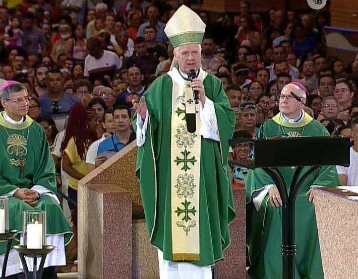 Arcebispo viraliza ao homenagear pobres com música durante missa no Santuário de Aparecida