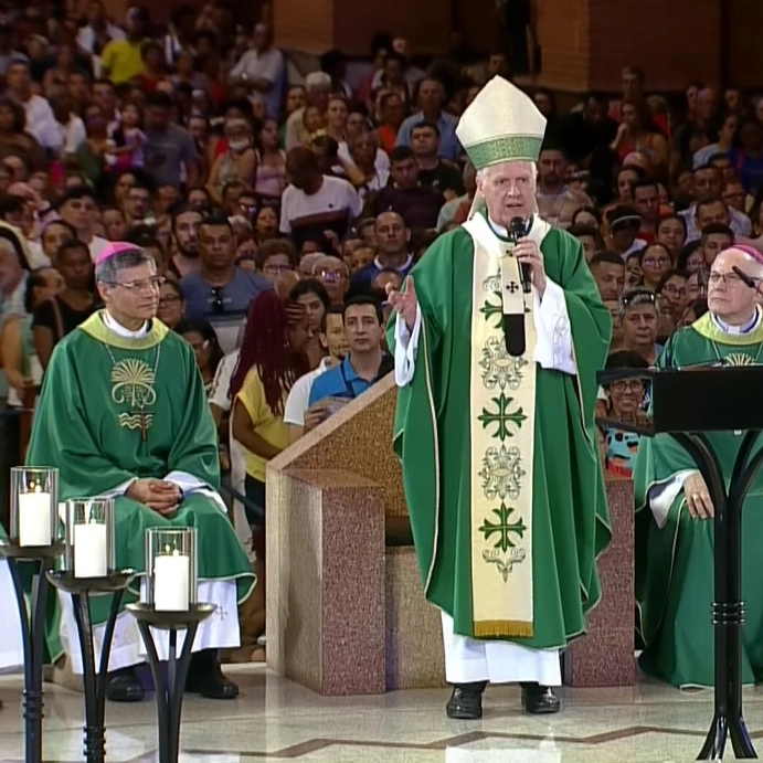 Arcebispo viraliza ao homenagear pobres com música durante missa no Santuário de Aparecida