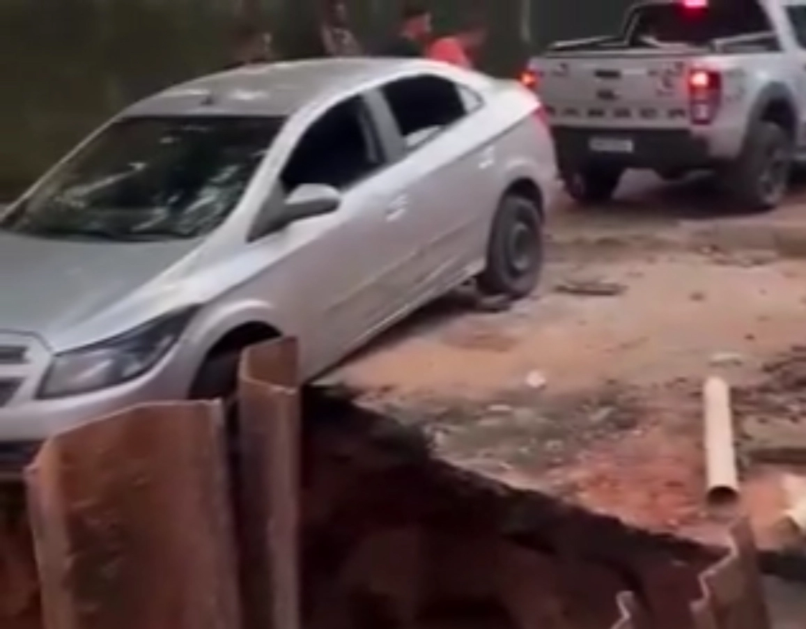 De novo: cratera abre em Brotas e carro quase é engolido