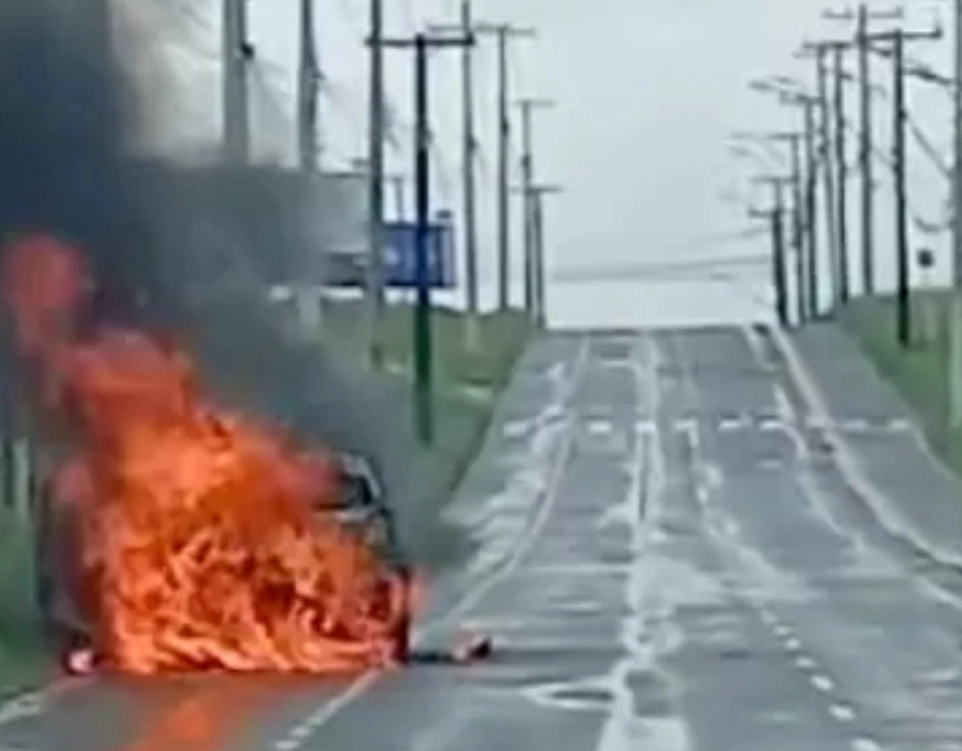 Carro pega fogo em Stella Mares