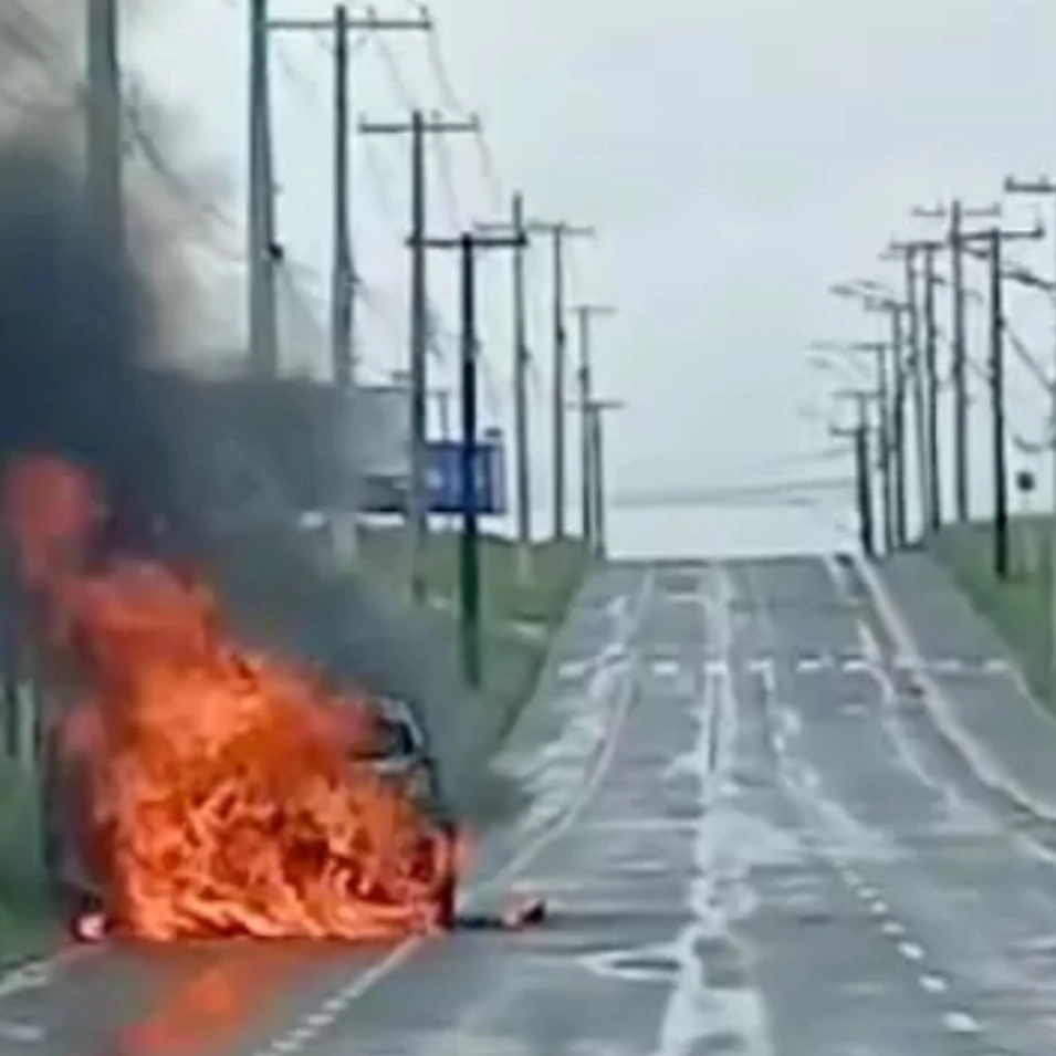 Carro pega fogo em Stella Mares