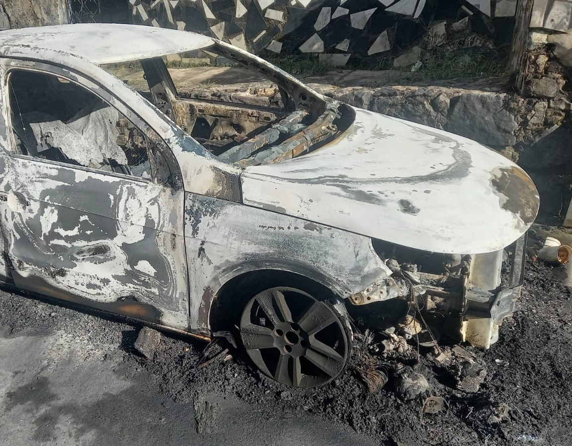 Sete carros são incendiados em Pero Vaz após tiroteio