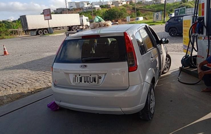 Homem foge de blitz da PRF com criança no carro, perde o controle do veículo e bate em bomba de gasolina