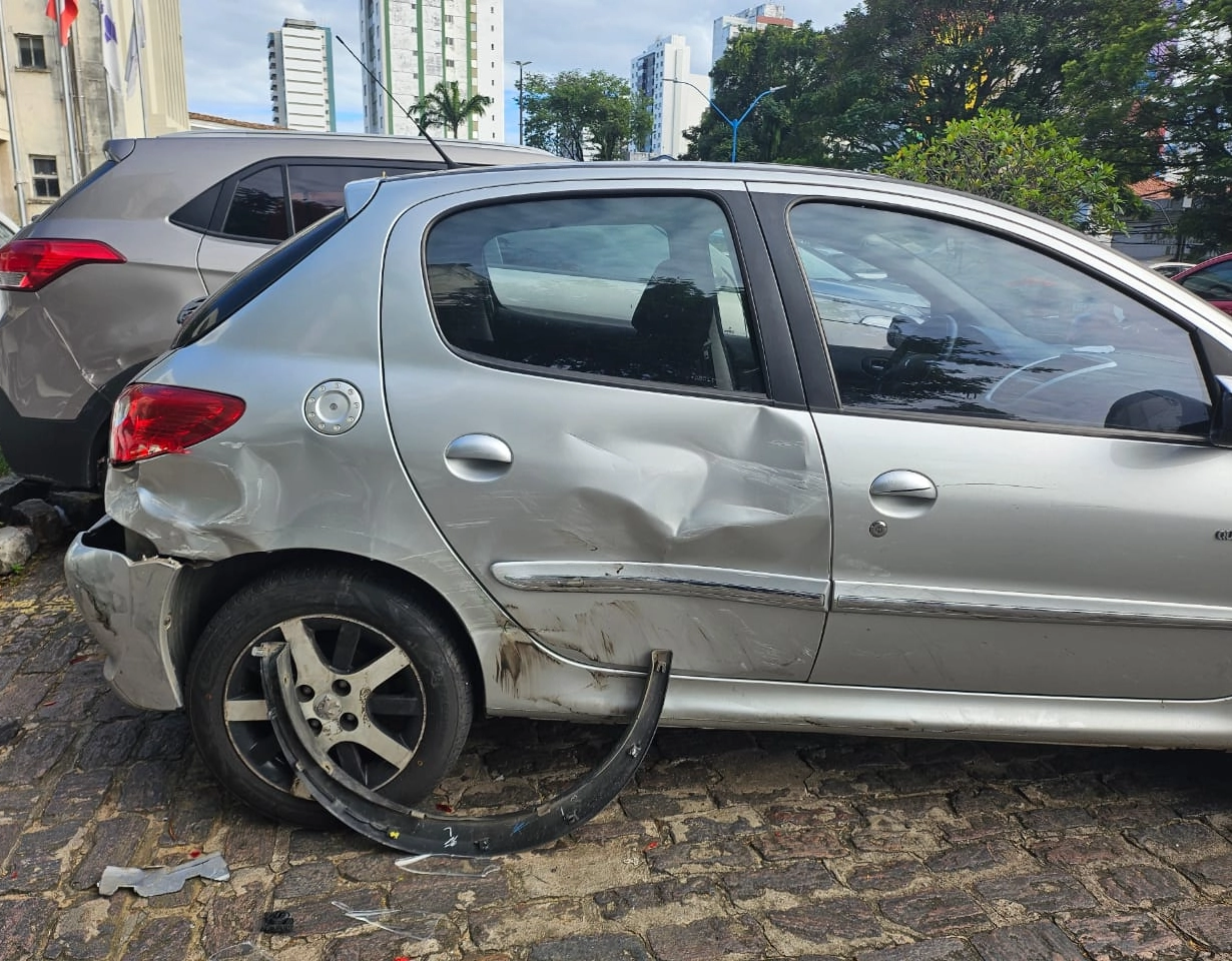 Carro descontrolado atinge outros seis veículos em estacionamento de Salvador