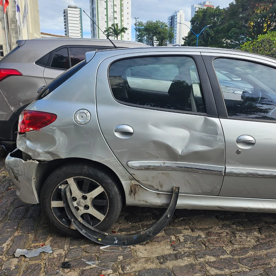 Carro descontrolado atinge outros seis veículos em estacionamento de Salvador