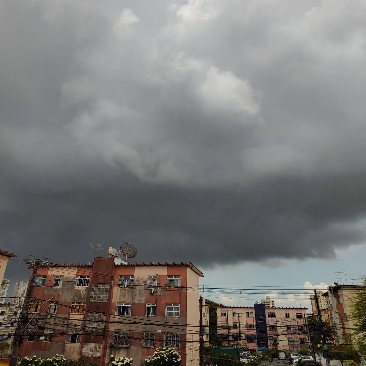 Chuvas atingem bairros de Salvador nesta quinta-feira