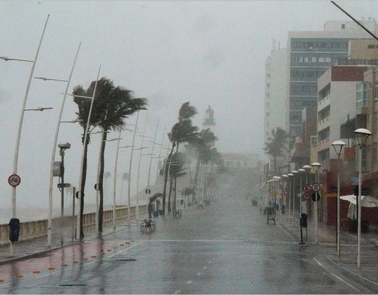 Chuva e vento forte causam prejuízos em Salvador