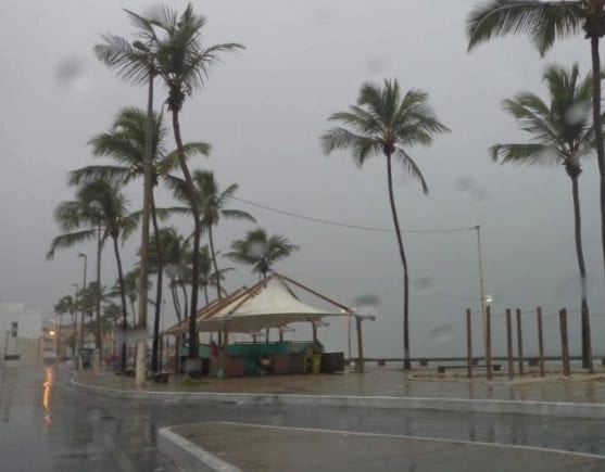 Nublado e com pancadas de chuva: veja como fica o tempo sem Salvador neste Final de semana