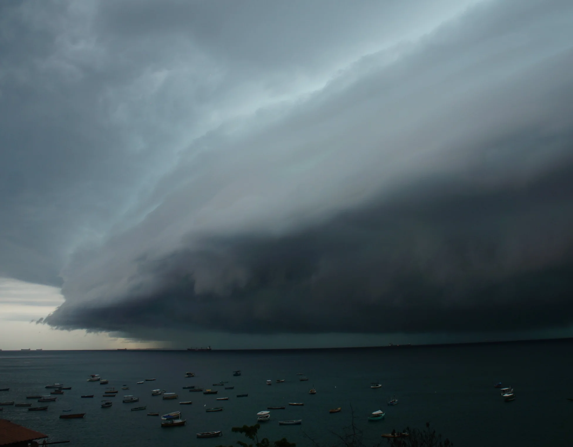 Dia de chuva em Salvador tem alagamentos, queda de energia e transtornos em toda a cidade