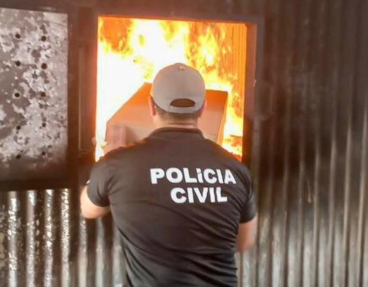 Polícia Civil incinera dez toneladas de cigarros falsos em Vitória da Conquista