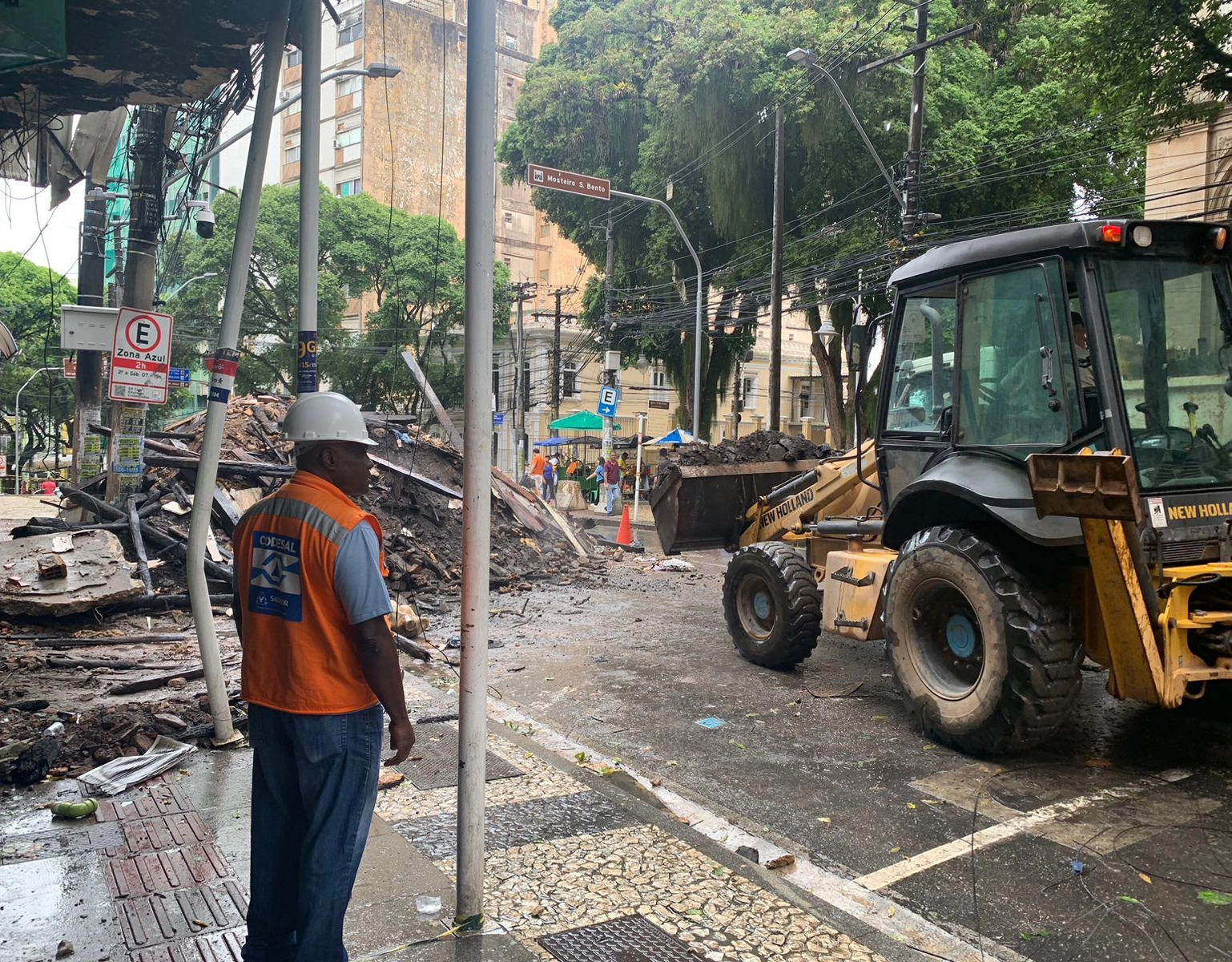 Pista é interditada na Av.Sete e Órgãos avaliam demolição de prédio que pegou fogo