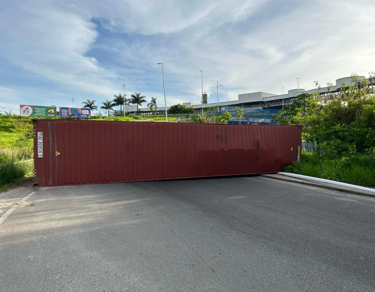 Caminhão container tomba e interdita trecho da BR-324