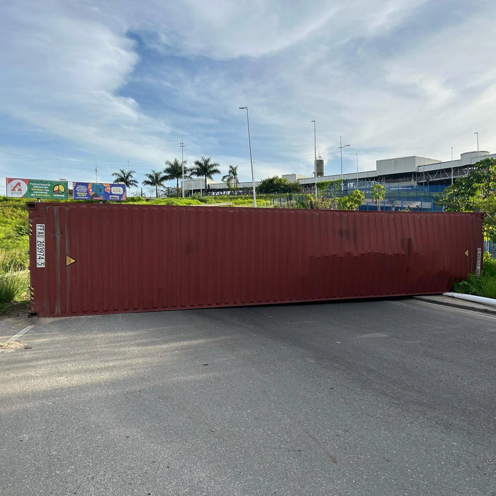 Caminhão container tomba e interdita trecho da BR-324