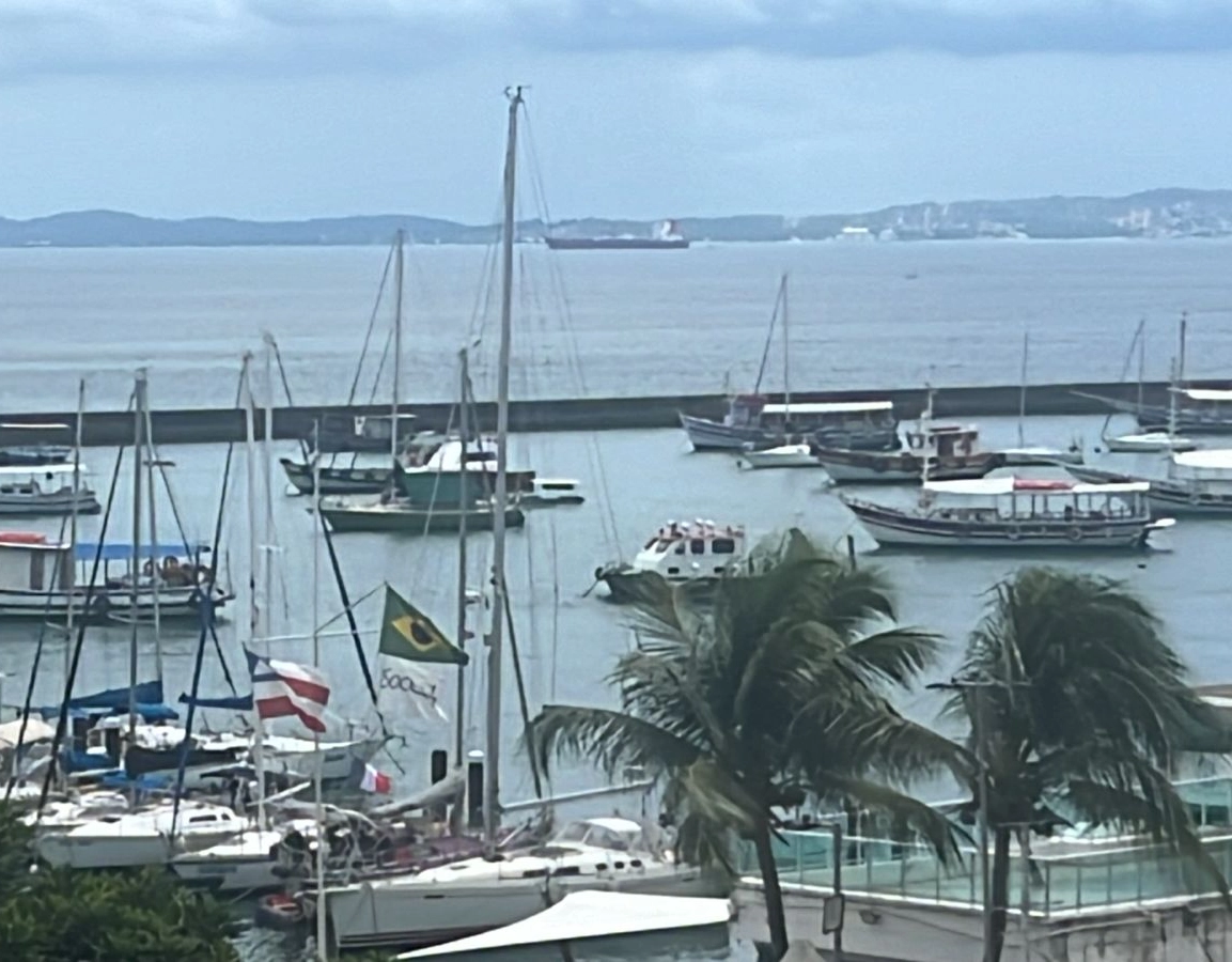 Passageiros de lanchinhas avistam corpo no mar da Baía de Todos os Santos