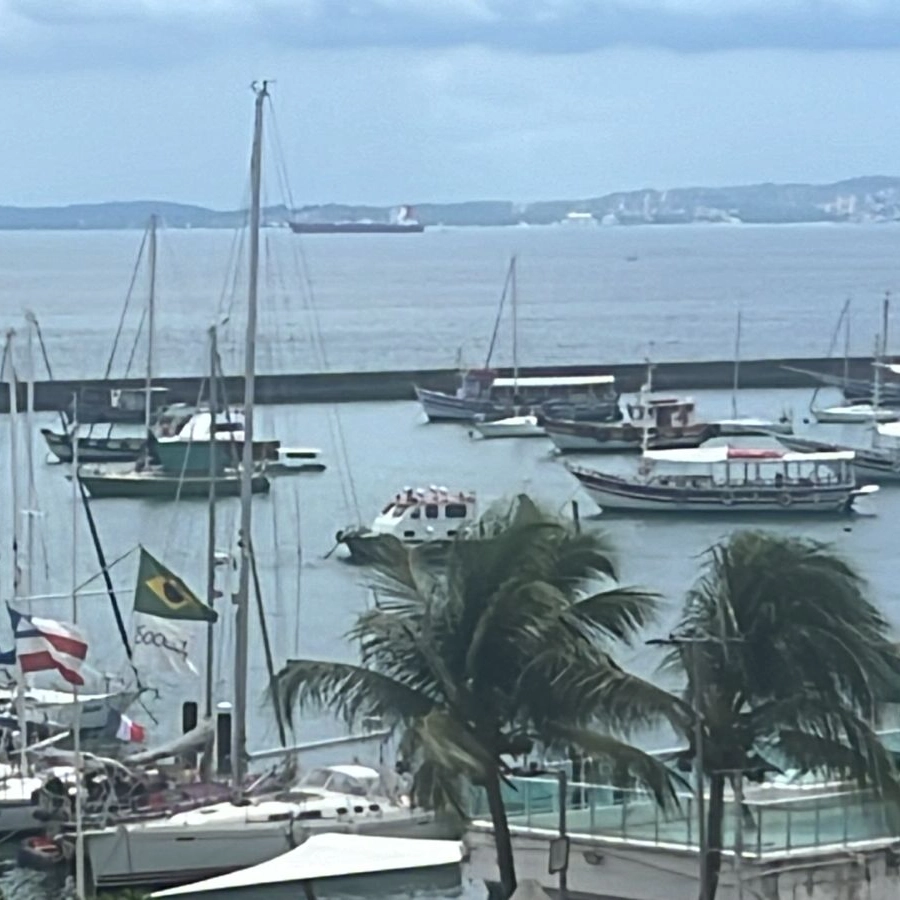 Passageiros de lanchinhas avistam corpo no mar da Baía de Todos os Santos