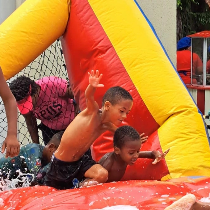 Dia das Crianças antecipado no CSU de Pernambués reúne famílias com brinquedos e jogos