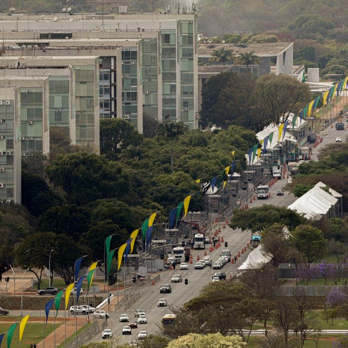 Lula e Janja desfilam em carro aberto na chegada ao desfile do 7 de Setembro em Brasília