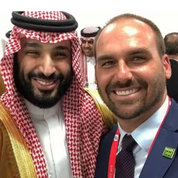 Eduardo Bolsonaro sugere que príncipe saudita peça joias de volta