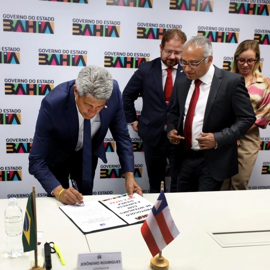 Bahia firma parceria de dois bilhões de dólares com empresa alemã para produção de painéis de energia solar