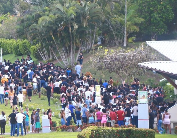 Corpo de Amendoim é sepultado em Salvador e Christian Bel faz discurso emocionado