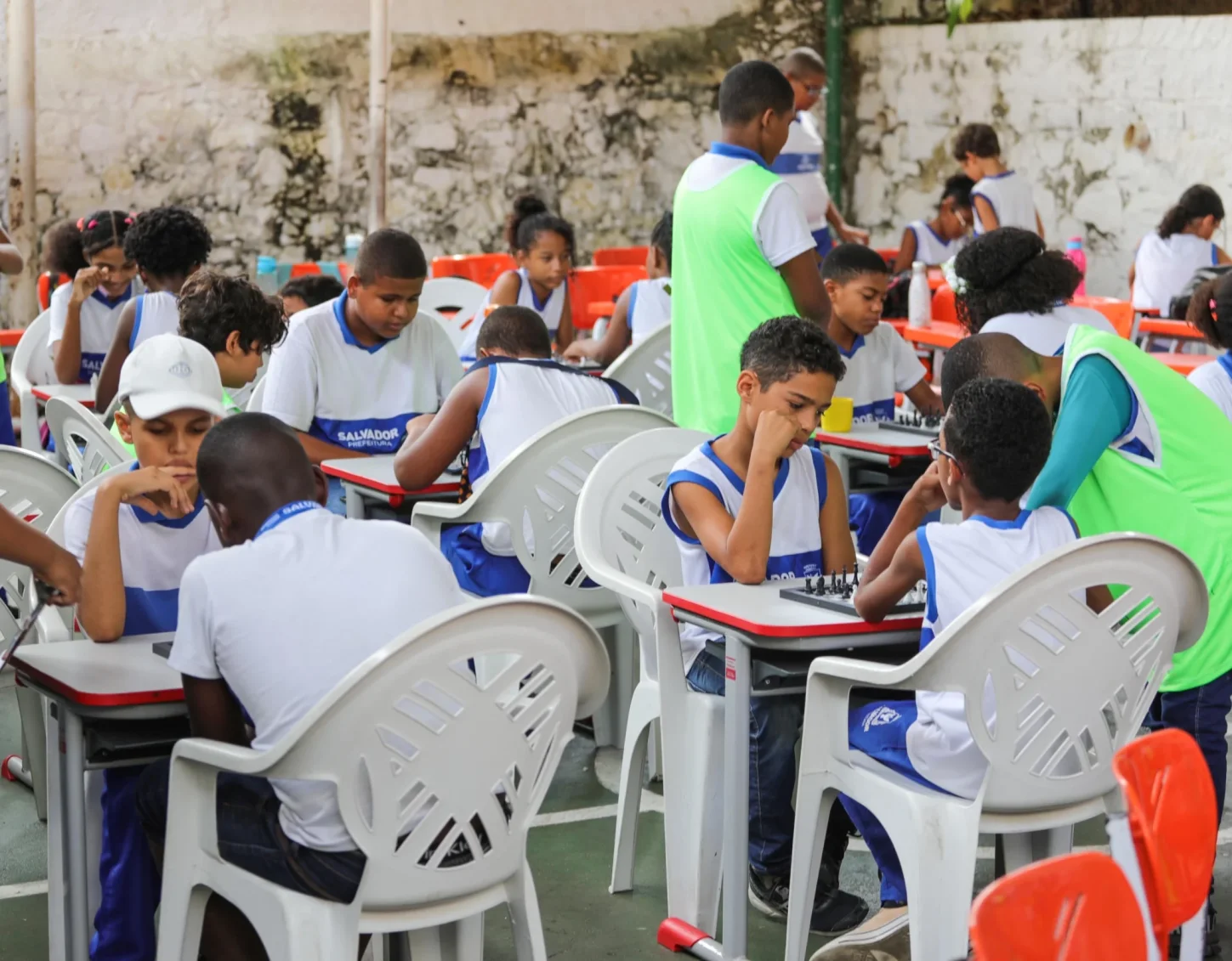 Vereador quer que prefeitura proíba celulares em salas de aula na rede municipal de Salvador