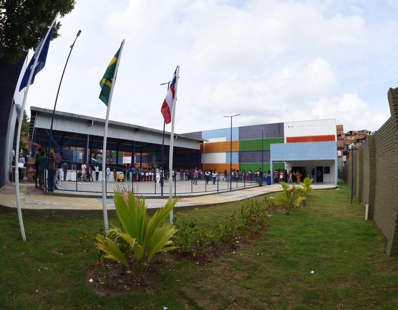 Prefeitura entrega 1ª escola municipal com piscina semiolímpica e anuncia inauguração de outras cinco novas unidades