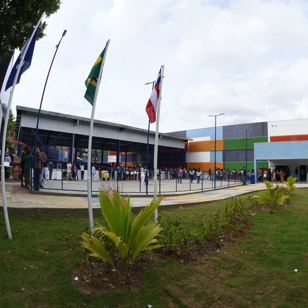 Prefeitura entrega 1ª escola municipal com piscina semiolímpica e anuncia inauguração de outras cinco novas unidades