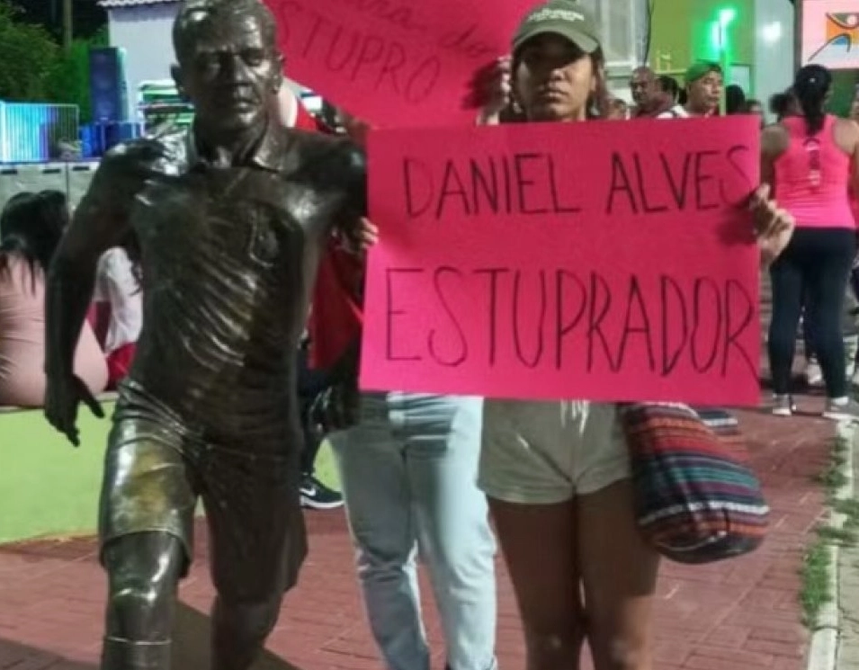 MP pede à Justiça que estátua em homenagem a Daniel Alves seja retirada