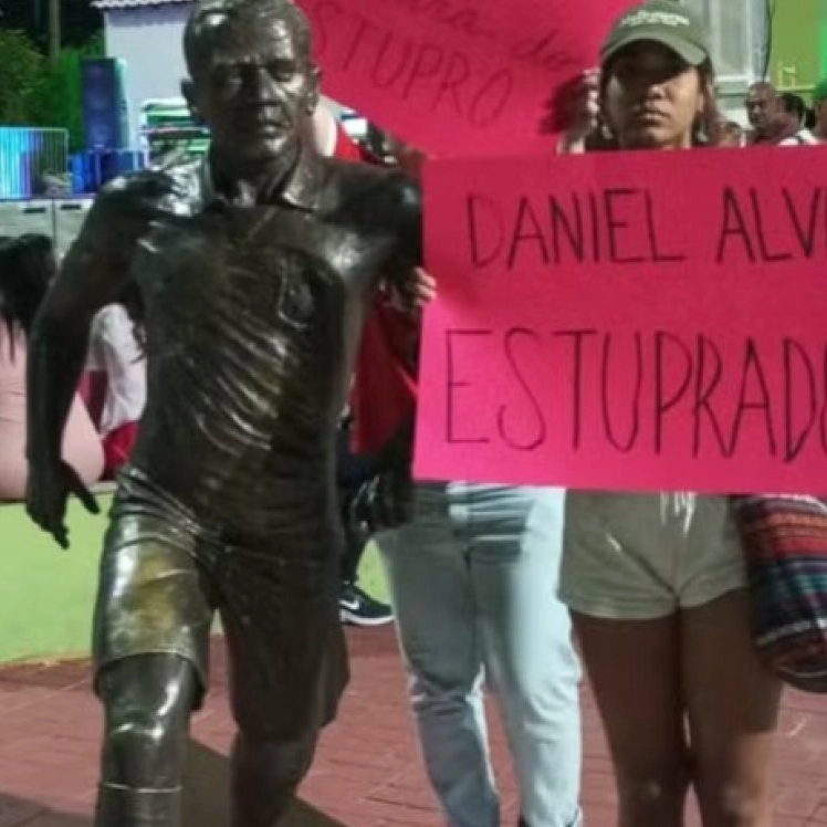 MP pede à Justiça que estátua em homenagem a Daniel Alves seja retirada