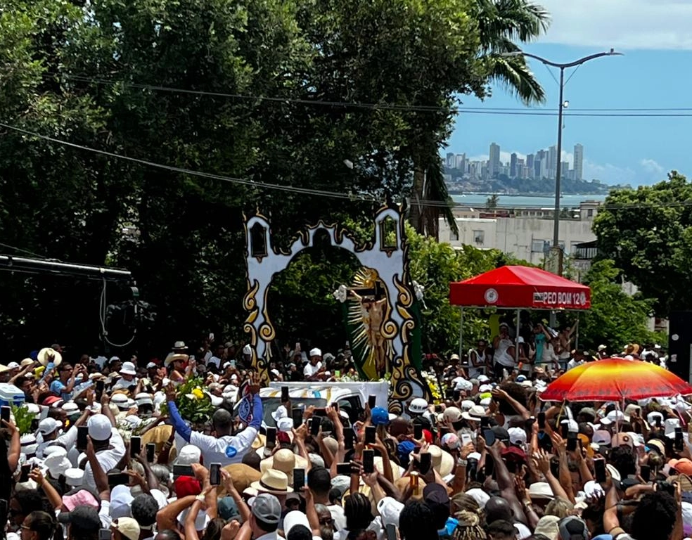 Fiéis passam mal durante Lavagem do Bonfim por conta do calor