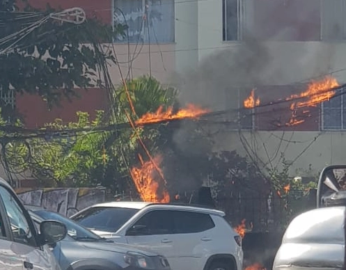 Fiação de poste no Cabula pega fogo e bombeiros precisam atuar; vídeo