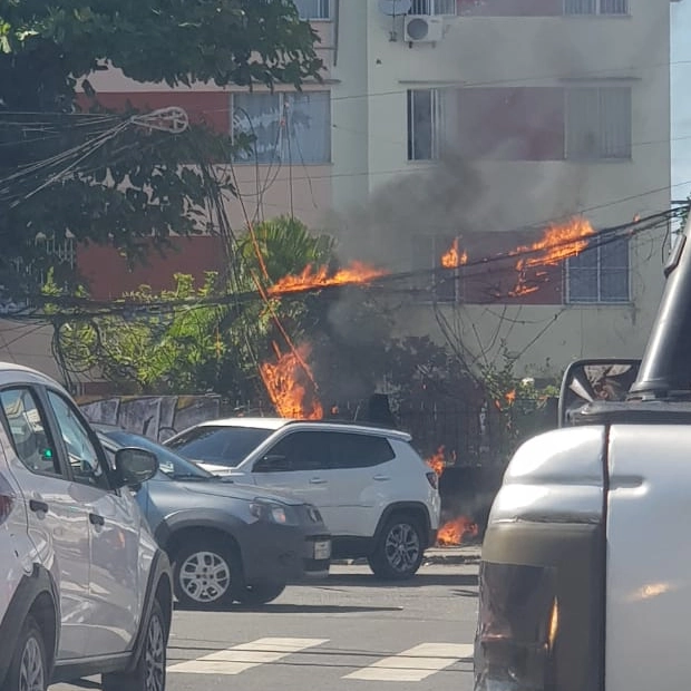 Fiação de poste no Cabula pega fogo e bombeiros precisam atuar; vídeo