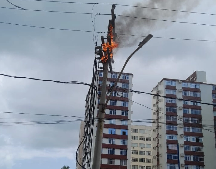 Poste pega fogo ao lado do edifício Oceania, na Barra