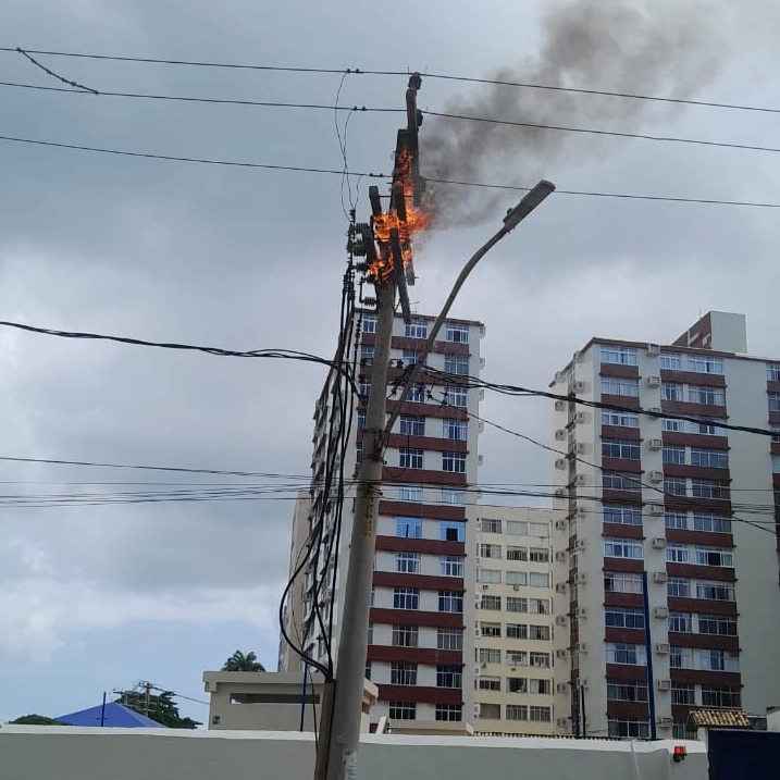 Poste pega fogo ao lado do edifício Oceania, na Barra