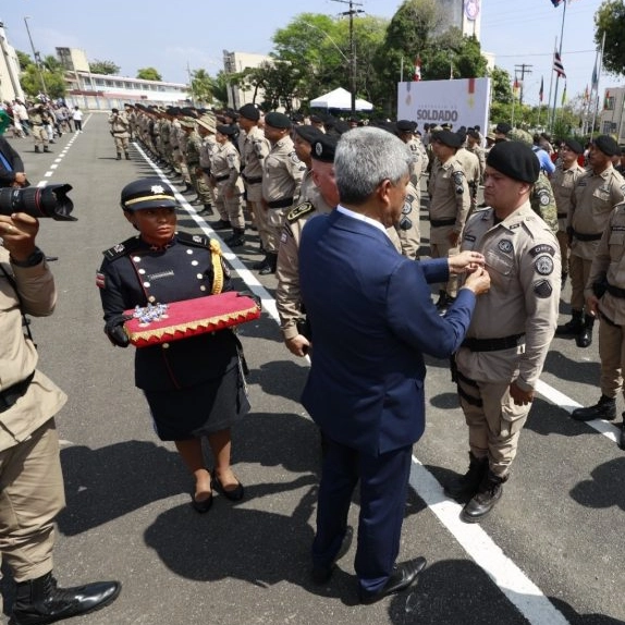 Polícia Militar da Bahia condecora 210 policiais por bravura e dedicação