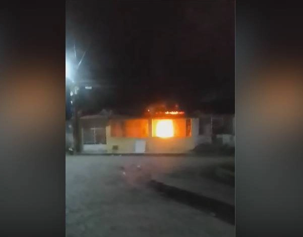 Homem ateia fogo na casa da companheira depois de discussão