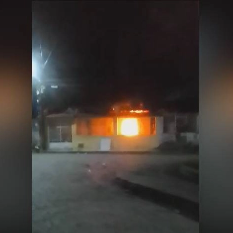 Homem ateia fogo na casa da companheira depois de discussão