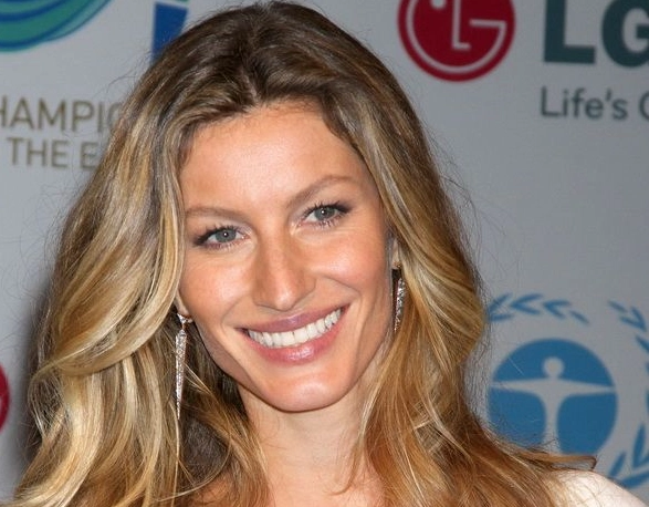 Ela apareceu! Gisele Bundchen posta foto com irmã em clique raro