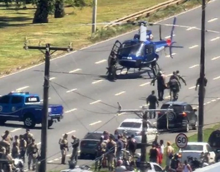 PM sofre acidente com moto e aeronave do Graer pousa na Av. Paralela pra prestar atendimento