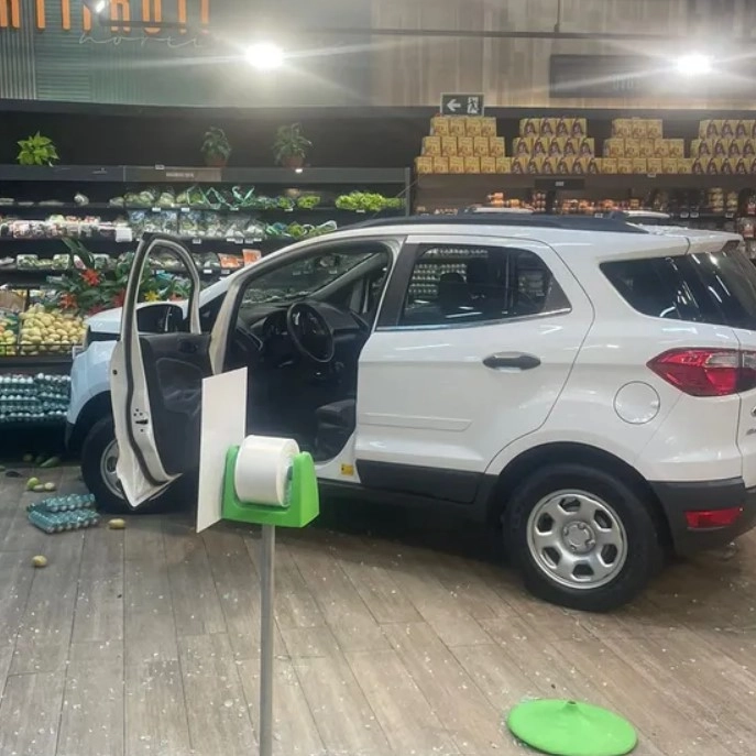 Homem que invadiu Hiperideal de carro apresentou laudo de transtorno mental