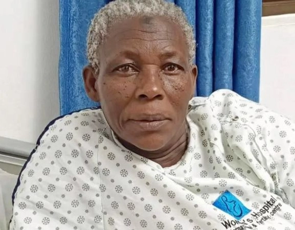 Mulher de 70 anos dá à luz gémeos em hospital