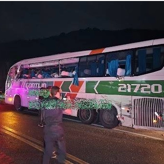 Acidente entre ônibus e carreta deixa quatro mortos no sul da Bahia