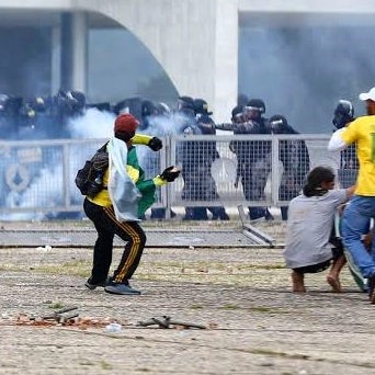 PF apreende passaportes, bens e armas de suspeitos de financiar atos no 8 de janeiro