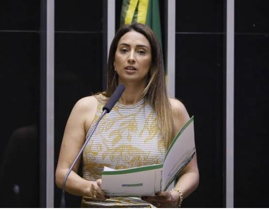 Ex-ministra de Bolsonaro, Flávia Arruda vai receber título de Cidadã Baiana