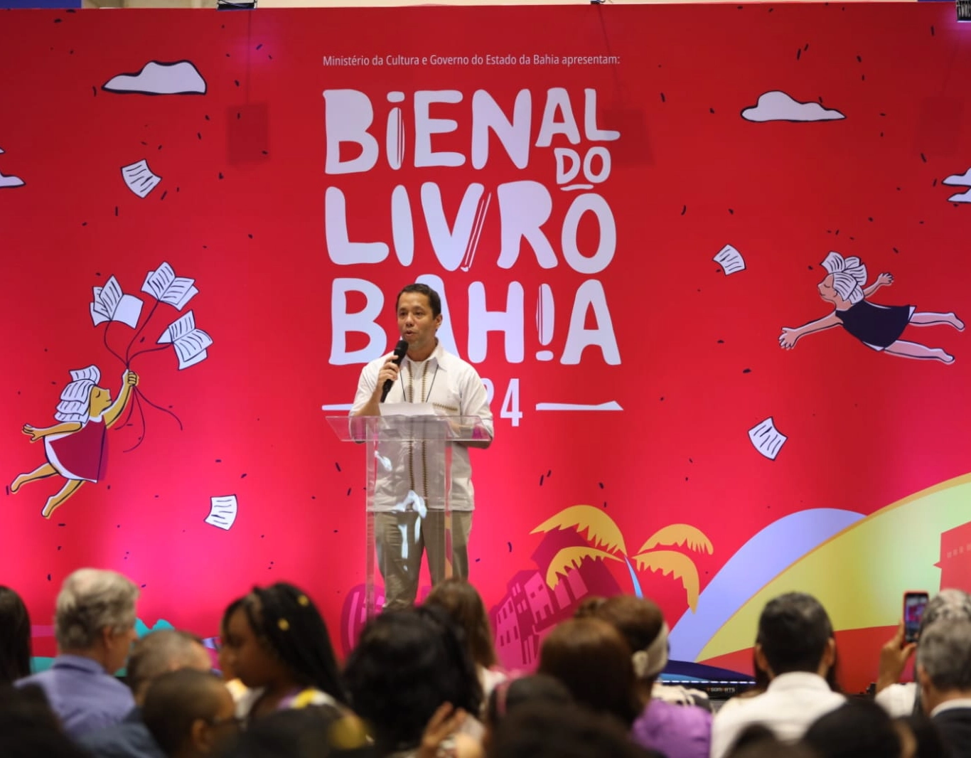 Primeiro dia da Bienal do Livro Bahia promove encontro de estudantes da rede estadual com escritor premiado Itamar Vieira Júnior