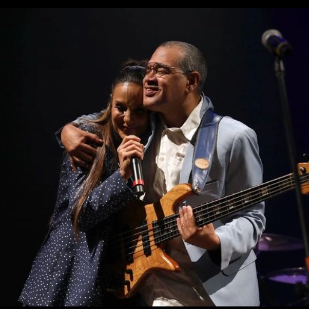 Ivete faz participação em show de Luciano Calazans no TCA; 'Meu amigo'