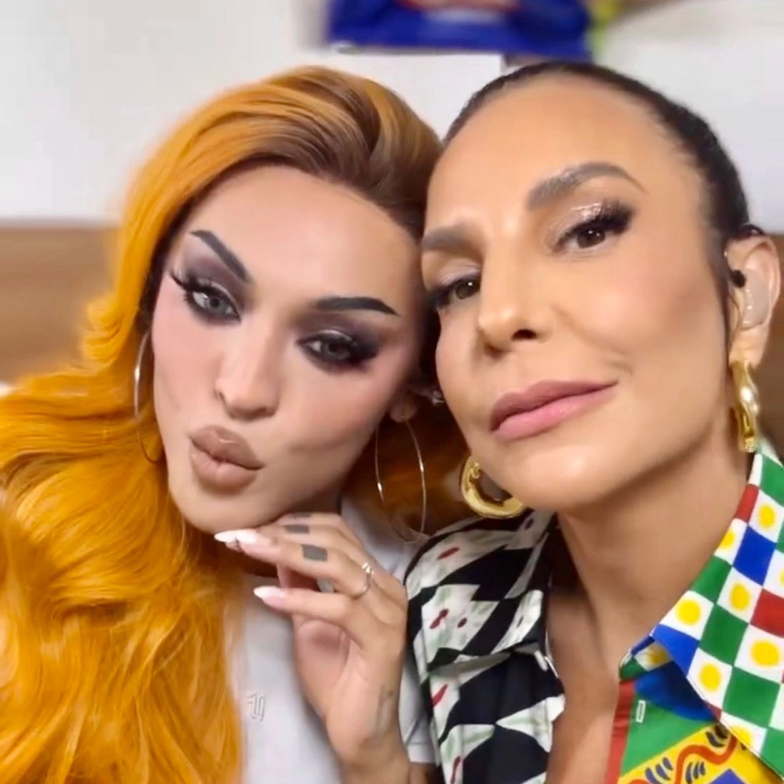 Ivete Sangalo e Pabllo Vittar arrastam trio elétrico na Barra