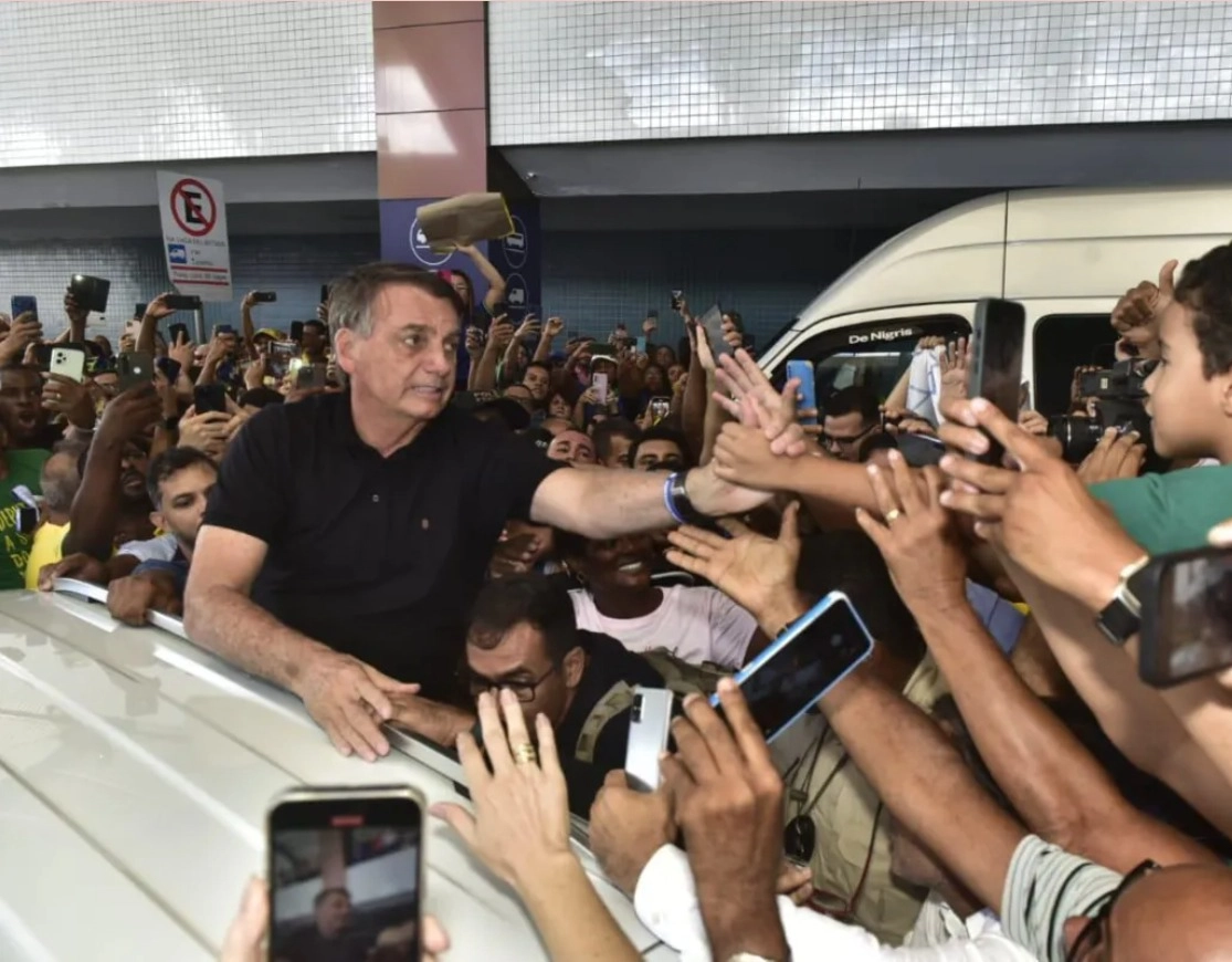 Depois de Michelle, Jair Bolsonaro também deve receber Medalha 2 de Julho, diz deputado