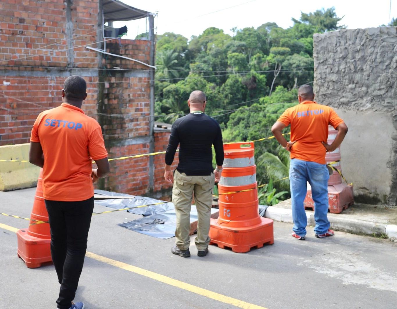 Assista: Casa desaba na Região Metropolitana de Salvador